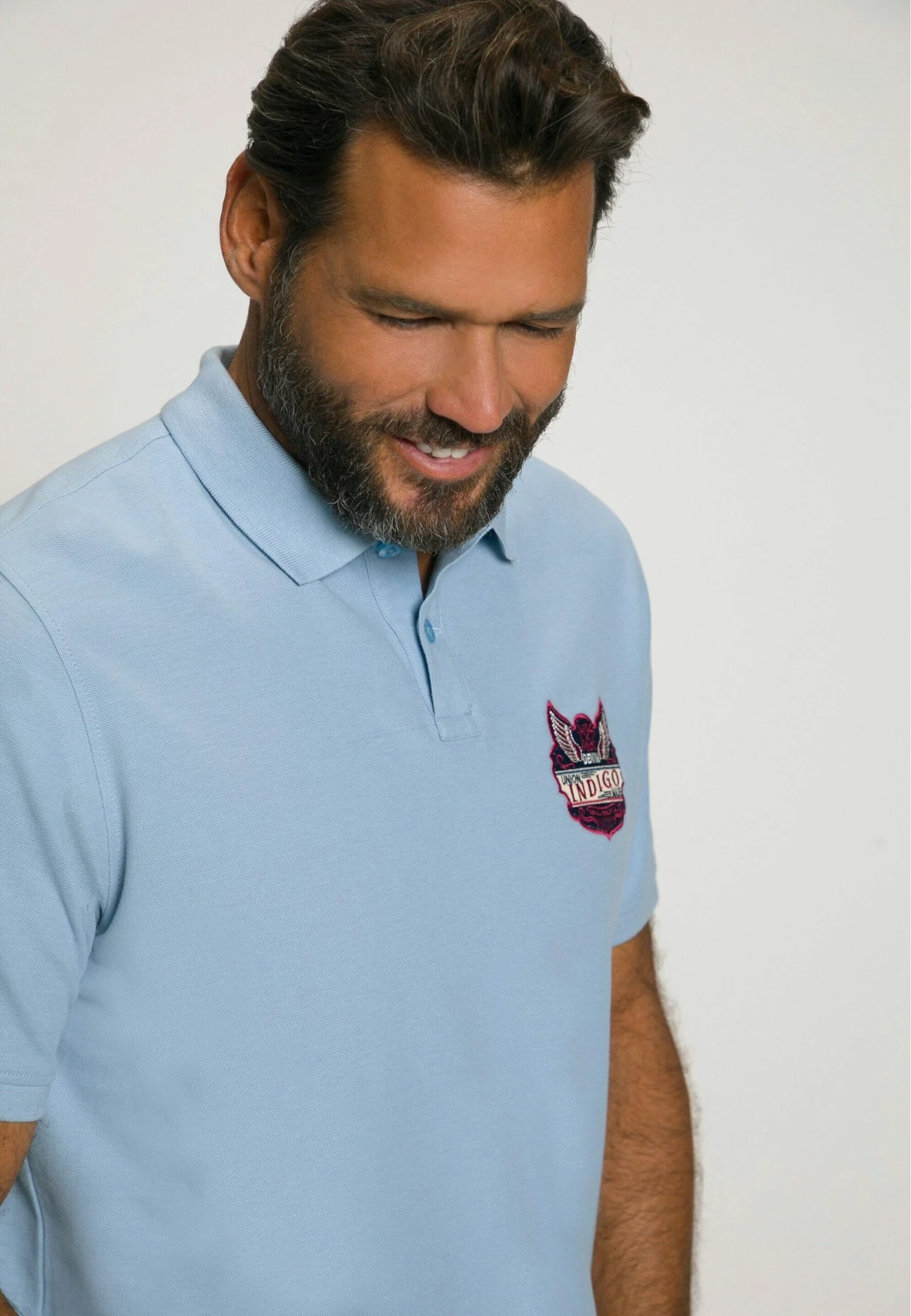 JP1880 Badge Rücken Print Halbarm - Poloshirt - Hellblau 4 JP1880 Badge Rücken Print Halbarm - Poloshirt - Hellblau - Afbeelding 2